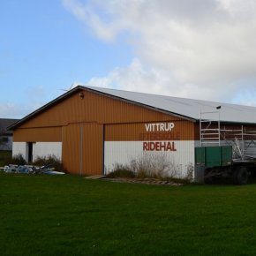 Ridehal med st�lplader