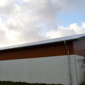 Til st�ltaget er der monteret tagrender og nedl�b i st�l