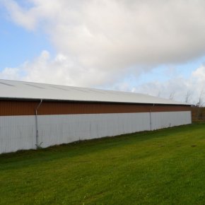 Ridehallen er lavet i traditionelle farver. V�gbekl�dningen er af �ldre dato. 