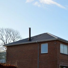 Der er monteret tagtrin over skorstenen p� taget