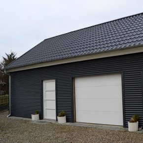 Garage med facadebekldning i Sinus 18