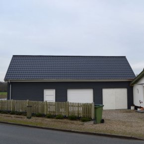 Garagen har 2 porte og 1 dr