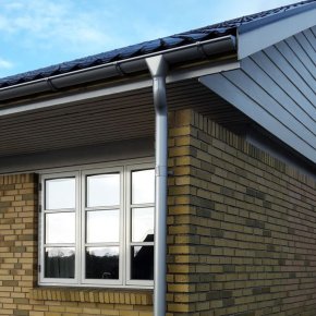 Stlpladerne leder vandet ned i tagrender og nedlb af stl