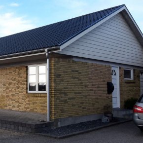 Der er bde monteret vindskeder p gavlen og en rund rygning i toppen