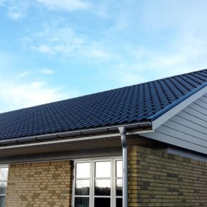 Teglstensstlpladen har en udtryk som minder meget om et traditionelt teglstenstag