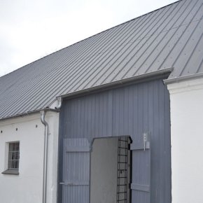 Stlpladen er skret til omkring porten, og afsluttet med et stykke tagrende