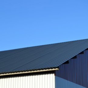 Taget af maskinhuset er udf�rt i trapezplader MTP 21