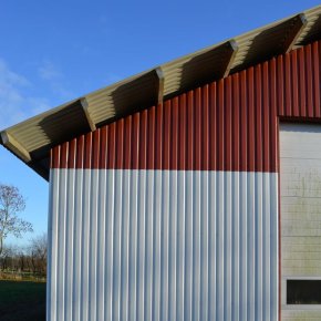 Gavlen er udf�rt i to forskellige farver st�lplader. 