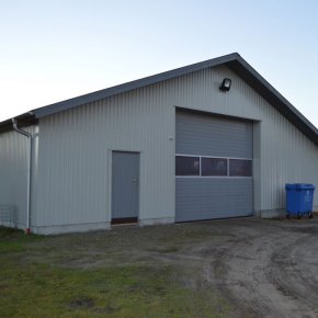 Maskinhus lavet med st�lplader, b�de til tag og v�g