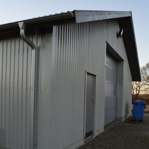 P� maskinhuset er der ogs� monteret tagrender og nedl�b i st�l