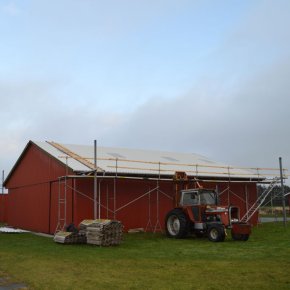 Arbejdet i gang med opl�gning af st�ltaget p� maskinhuset